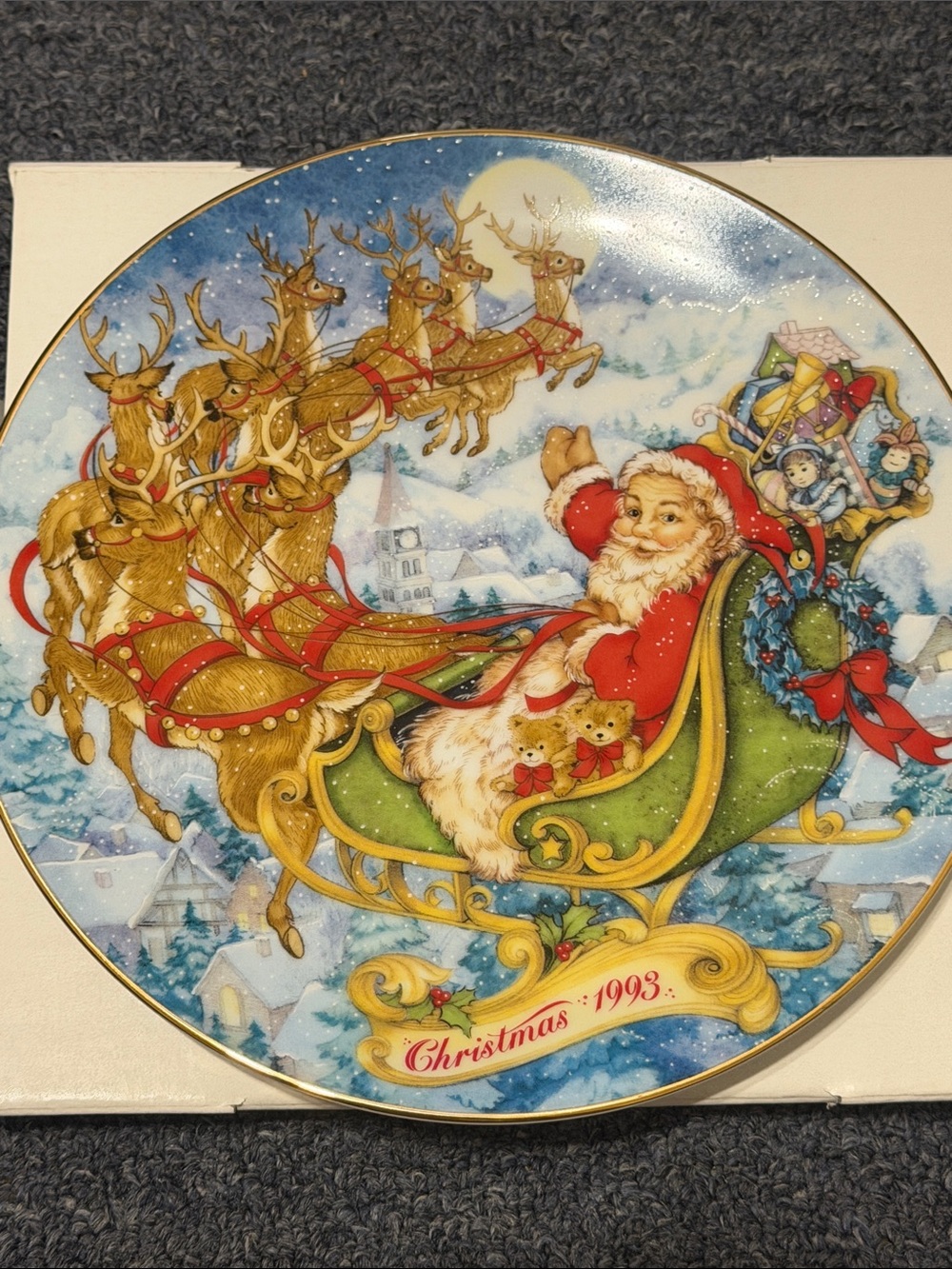 1993 Avon Holiday Plate with 22K gold rim. Santa Sleigh